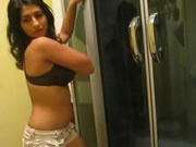 Rapariga arménia a fazer striptease no banheiro