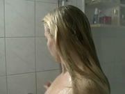 Jovem tomando banho no banheiro