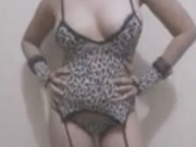 Danças de puta asiáticas em cueca com estampa de leopardo