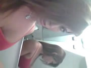 Latina peituda flerta no banheiro do avião