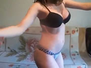 Menina sérvia sexy de sutiã preto