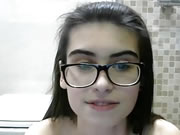 Menina de óculos italiana se masturba