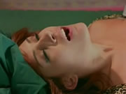 Linda ruiva lambendo a buceta e sexo
