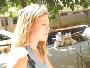 Jovem loira faz sexo com velho