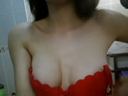 Menina de sutiã vermelho sexy turca