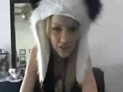 Dança da panda da menina no webcast