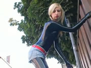 Macacão de látex loiro russo