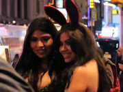 Menina de couro de rua latina de Halloween