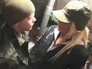 Senhora loira nórdica acampando com dois homens