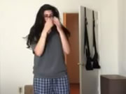 Menina indiana de óculos se masturbando