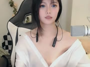 Menina asiática fofa em transmissão ao vivo