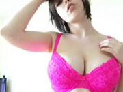 Babe tira a calcinha rosa para se exibir