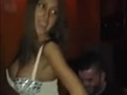 Dança de puta bósnia com deslizamento de mamilo